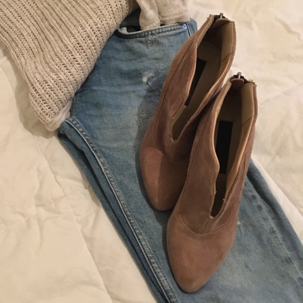 Steve Madden booties in taupe suede